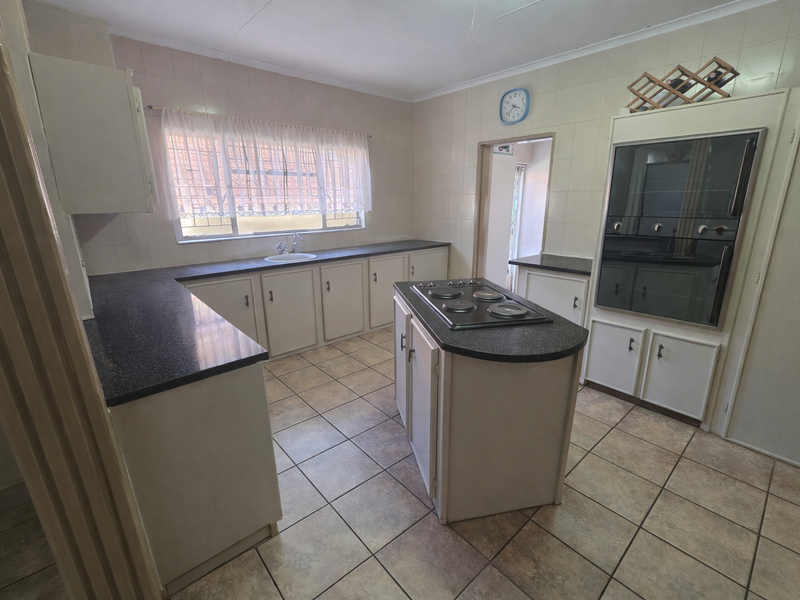 Family home with a flatlet - Photo 6