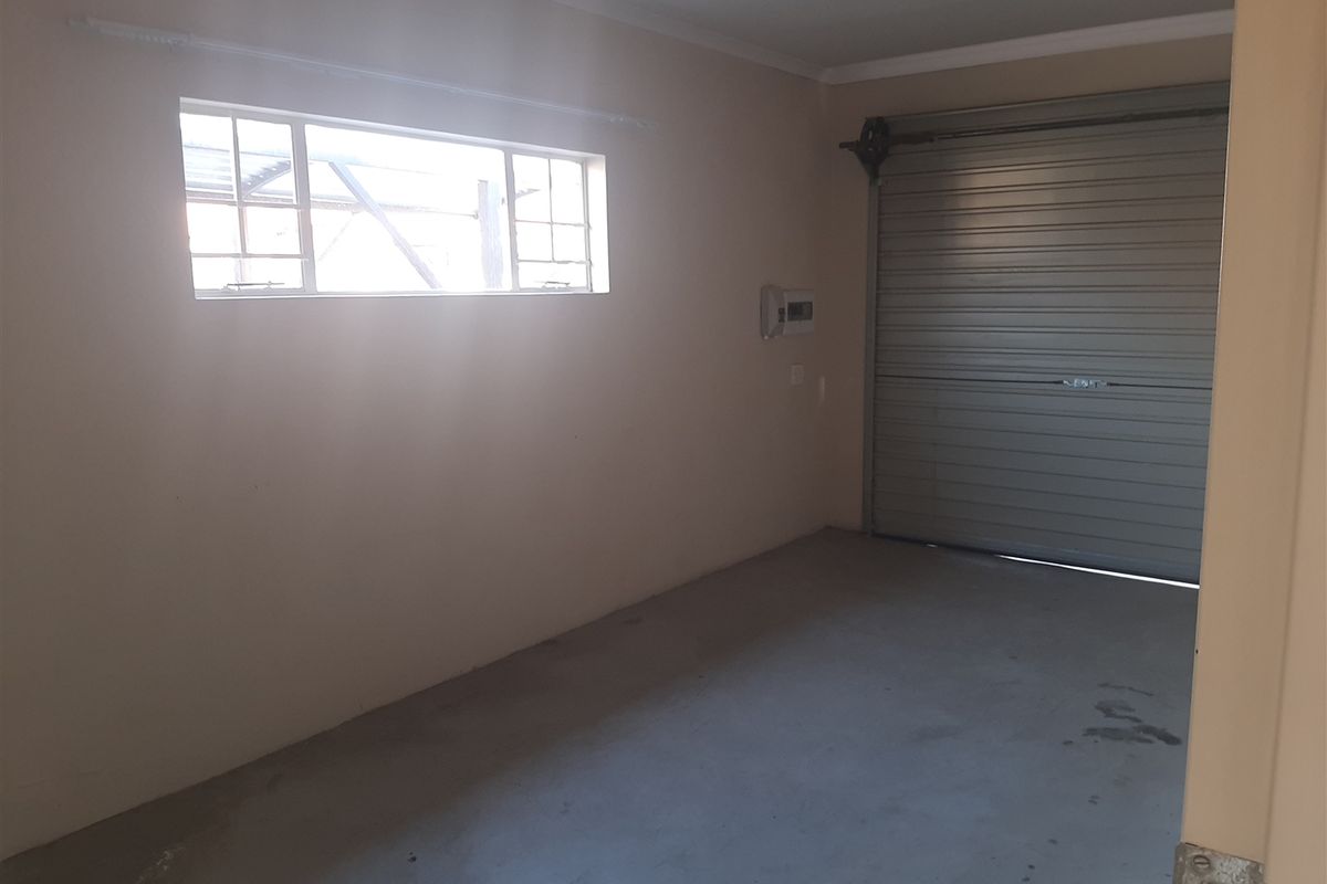 Townhouse in Waterval East - Photo 3