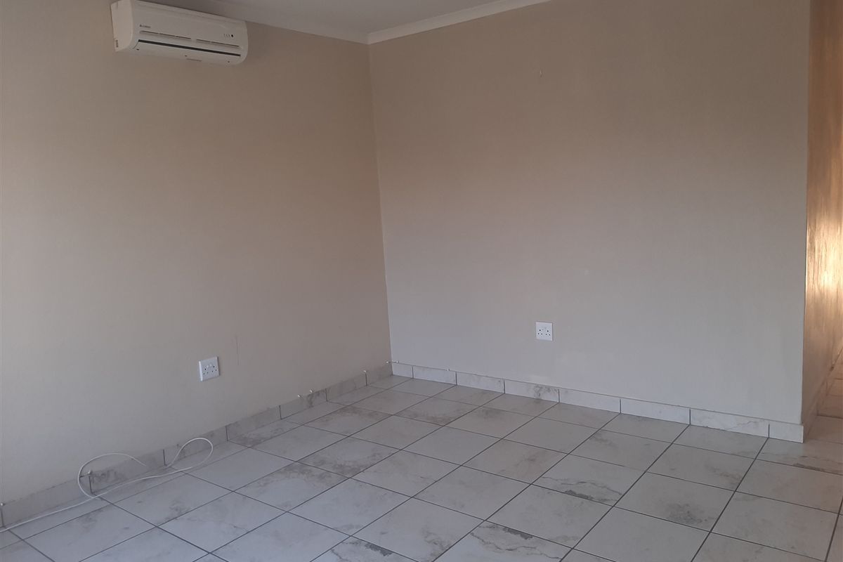 Townhouse in Waterval East - Photo 4