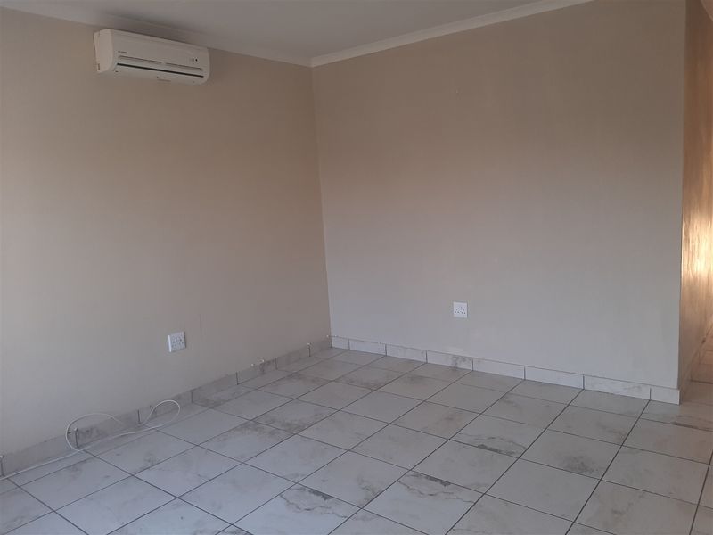 Townhouse in Waterval East - Photo 4