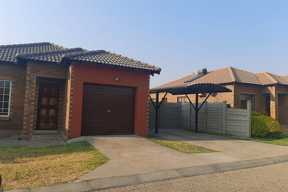 Townhouse in Waterval East - Photo 2