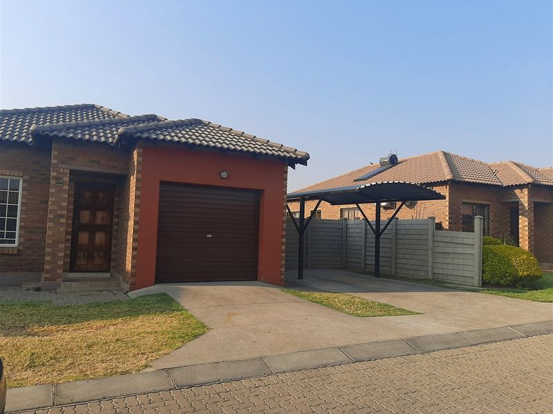 Townhouse in Waterval East - Photo 2