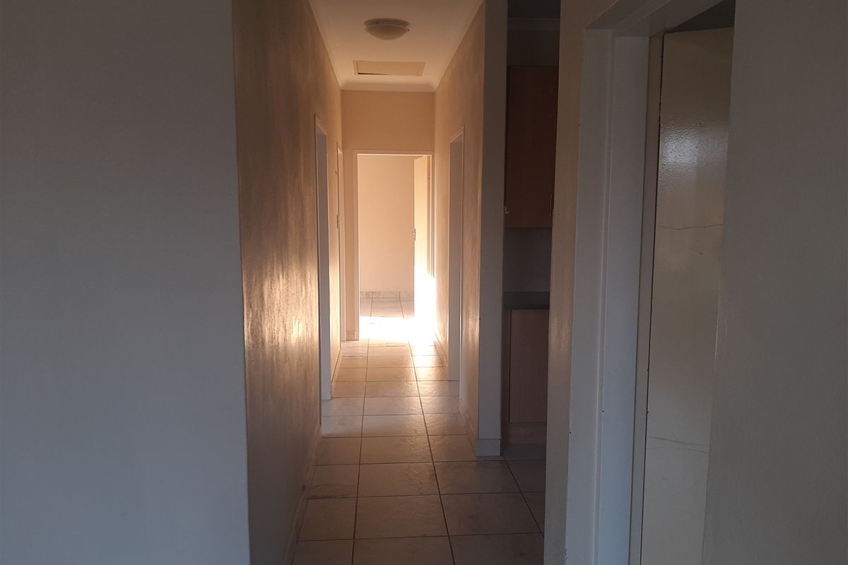 Townhouse in Waterval East - Photo 5