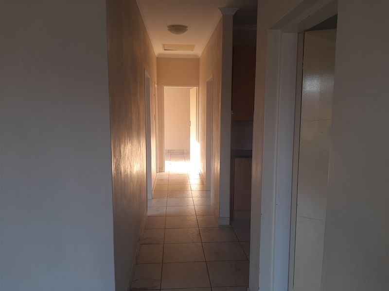 Townhouse in Waterval East - Photo 5