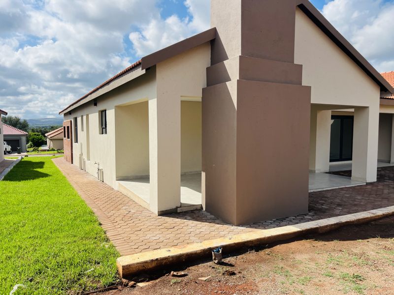 Spacious, Stylish & Brand New - Photo 4