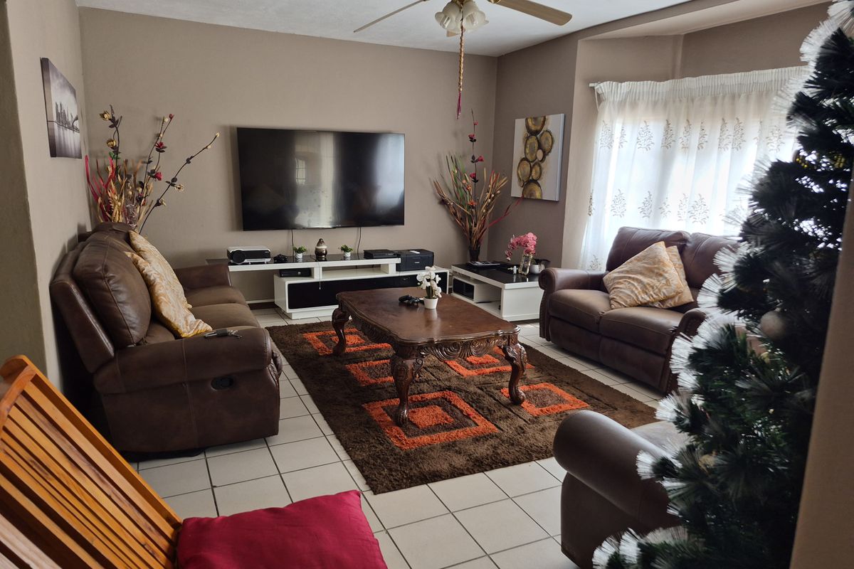 Double Storey House in Upmarket Complex! - Photo 4