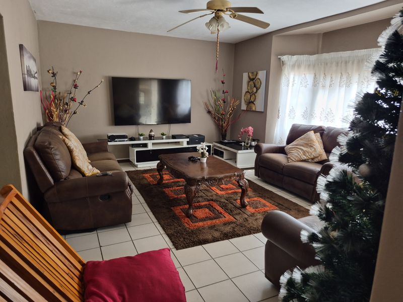 Double Storey House in Upmarket Complex! - Photo 4