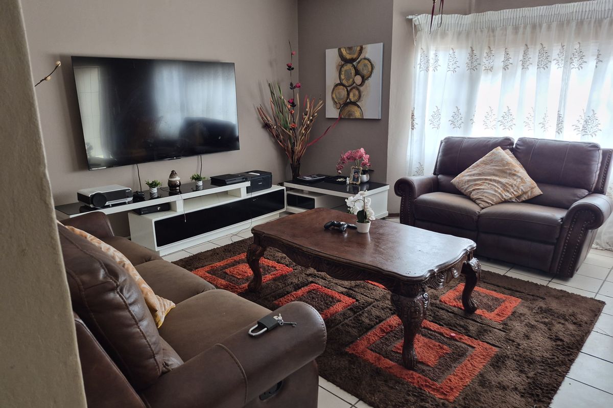 Double Storey House in Upmarket Complex! - Photo 3