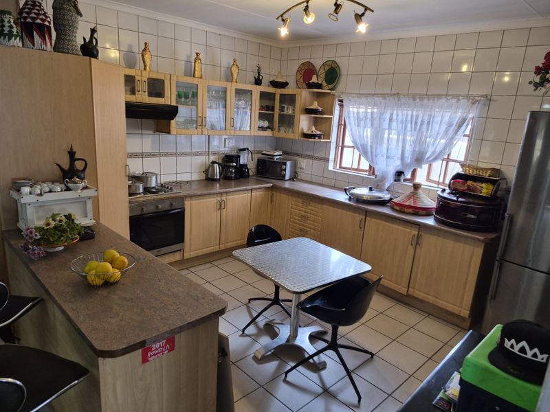 Double Storey House in Upmarket Complex! - Photo 7