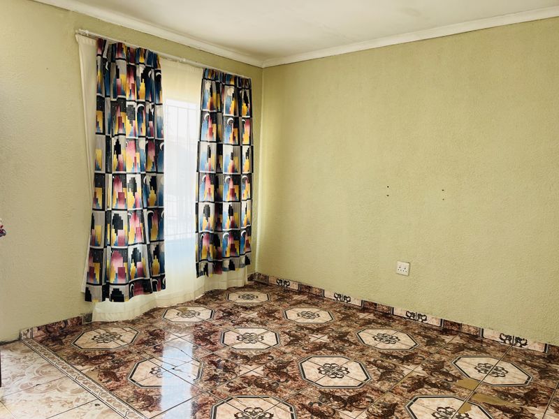 Family Home with Big Yard in Paardekraal - Photo 4