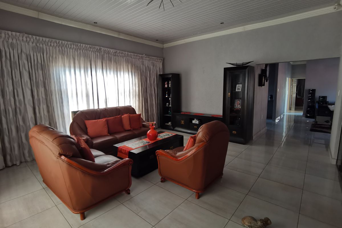 **Exclusive Mandate Opportunity in Tlhabane West! ** Discover this stunning **3-bedroom home** - Photo 2