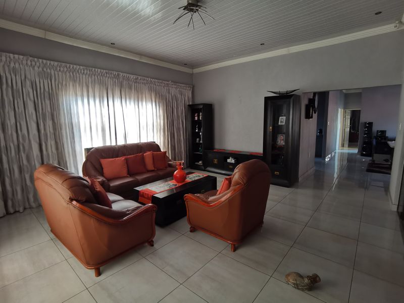 **Exclusive Mandate Opportunity in Tlhabane West! ** Discover this stunning **3-bedroom home** - Photo 2
