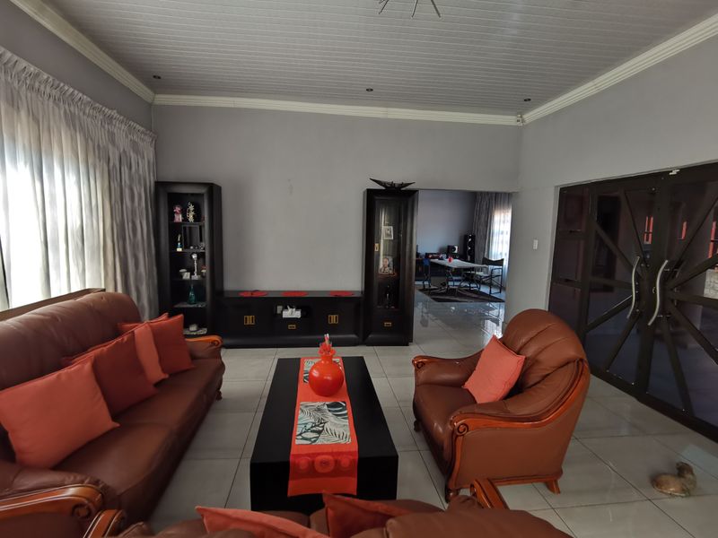 **Exclusive Mandate Opportunity in Tlhabane West! ** Discover this stunning **3-bedroom home** - Photo 3