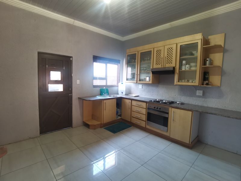 **Exclusive Mandate Opportunity in Tlhabane West! ** Discover this stunning **3-bedroom home** - Photo 10