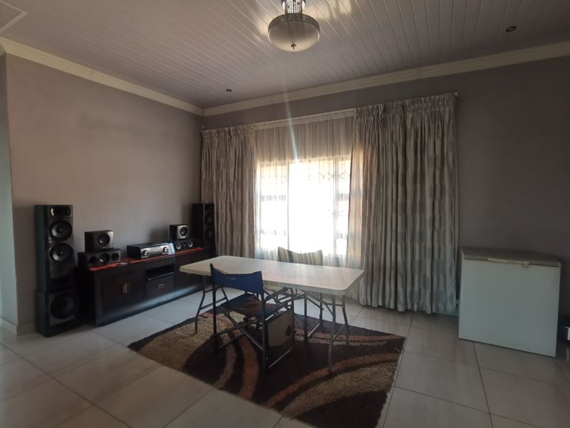 **Exclusive Mandate Opportunity in Tlhabane West! ** Discover this stunning **3-bedroom home** - Photo 6