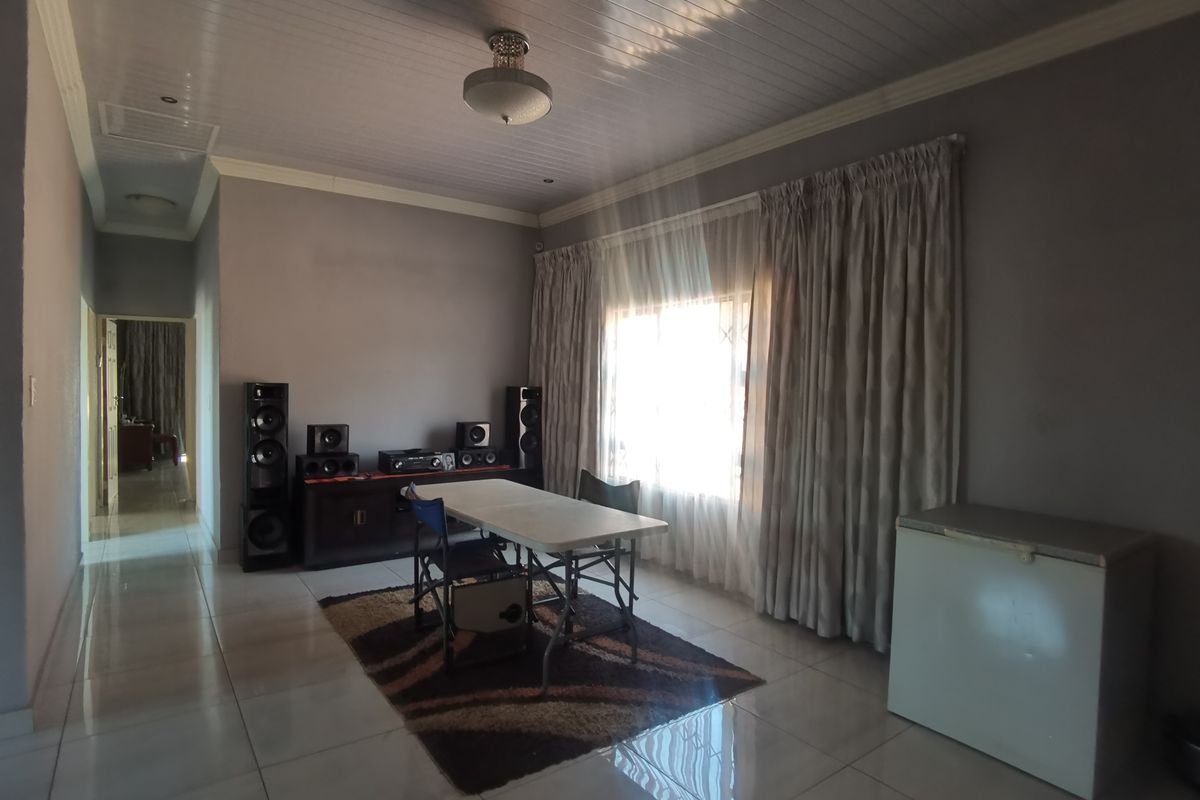 **Exclusive Mandate Opportunity in Tlhabane West! ** Discover this stunning **3-bedroom home** - Photo 5
