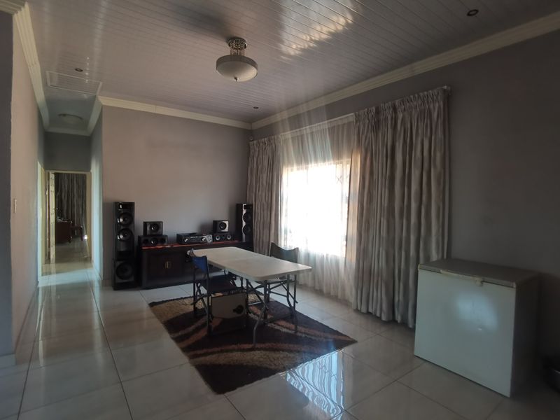**Exclusive Mandate Opportunity in Tlhabane West! ** Discover this stunning **3-bedroom home** - Photo 5