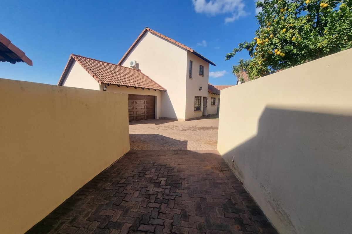 Freehold Rental Monthly In Rustenburg - Photo 2