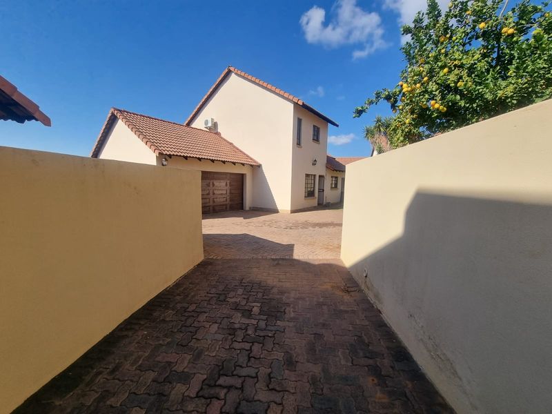 Freehold Rental Monthly In Rustenburg - Photo 2