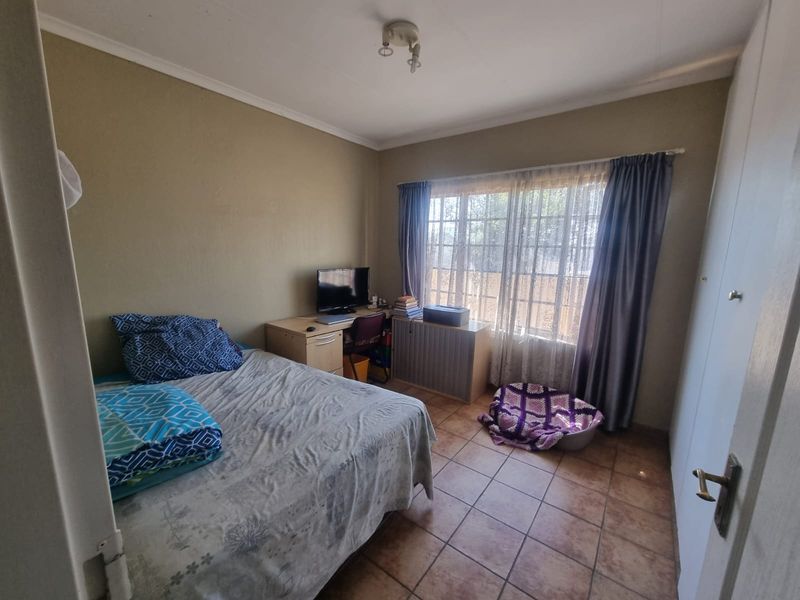 Freehold Rental Monthly In Rustenburg - Photo 5