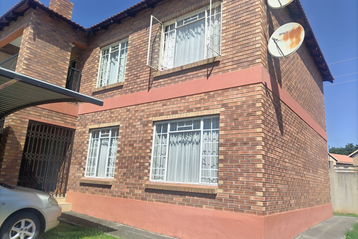 Live minutes from malls, schools and transport - Photo 4