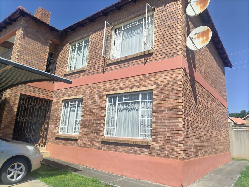 Live minutes from malls, schools and transport - Photo 4