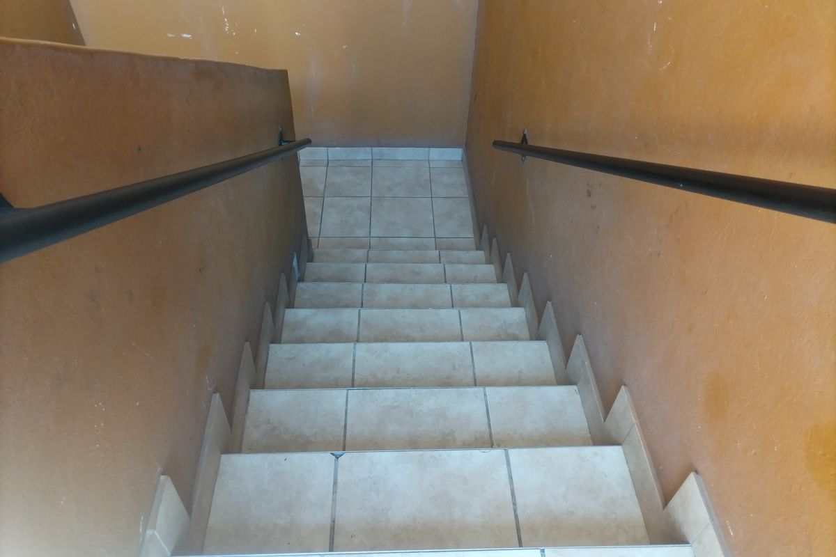 Live minutes from malls, schools and transport - Photo 5