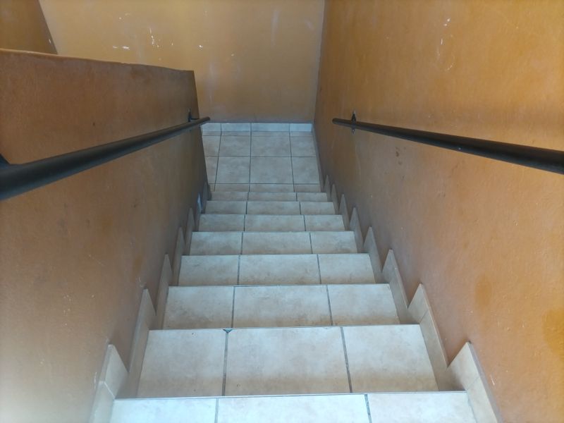 Live minutes from malls, schools and transport - Photo 5