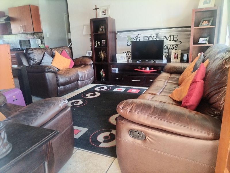 Live minutes from malls, schools and transport - Photo 10