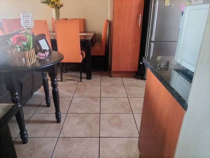 Live minutes from malls, schools and transport - Photo 9