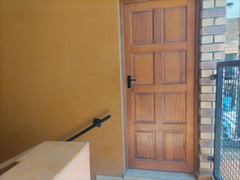 Live minutes from malls, schools and transport - Photo 7