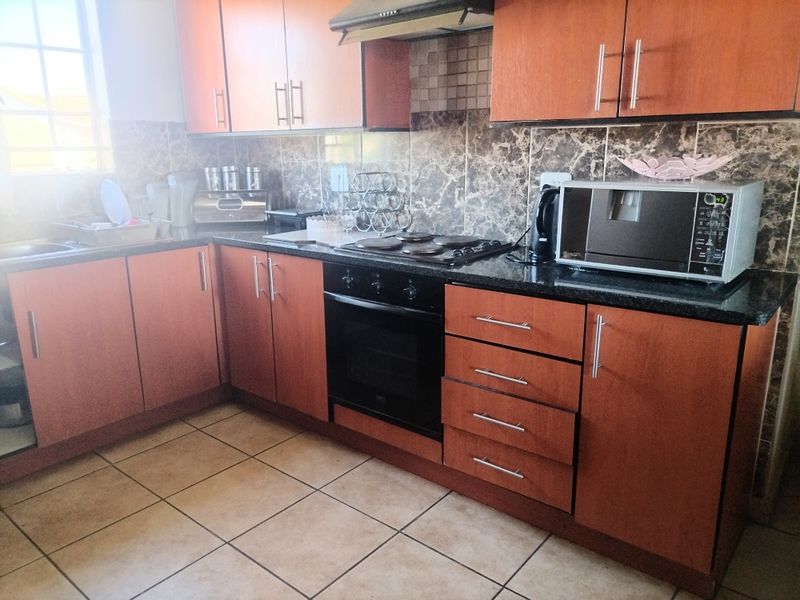 Live minutes from malls, schools and transport - Photo 8