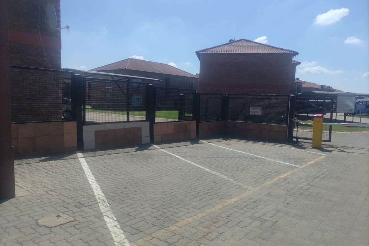 Live minutes from malls, schools and transport - Photo 2