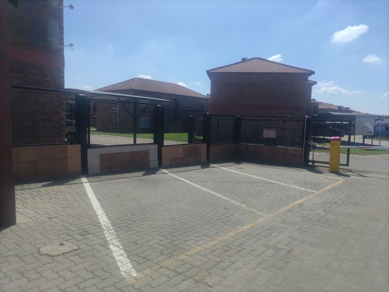 Live minutes from malls, schools and transport - Photo 2