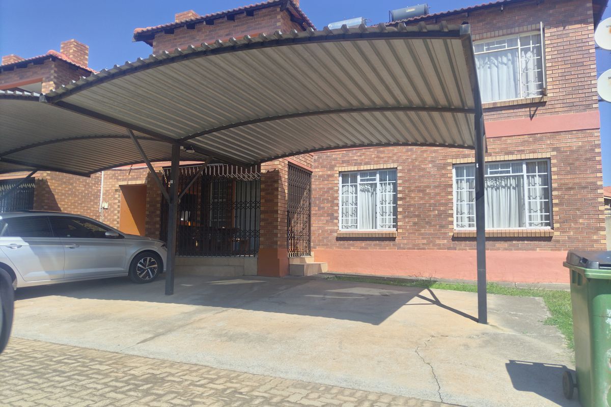 Live minutes from malls, schools and transport - Photo 3