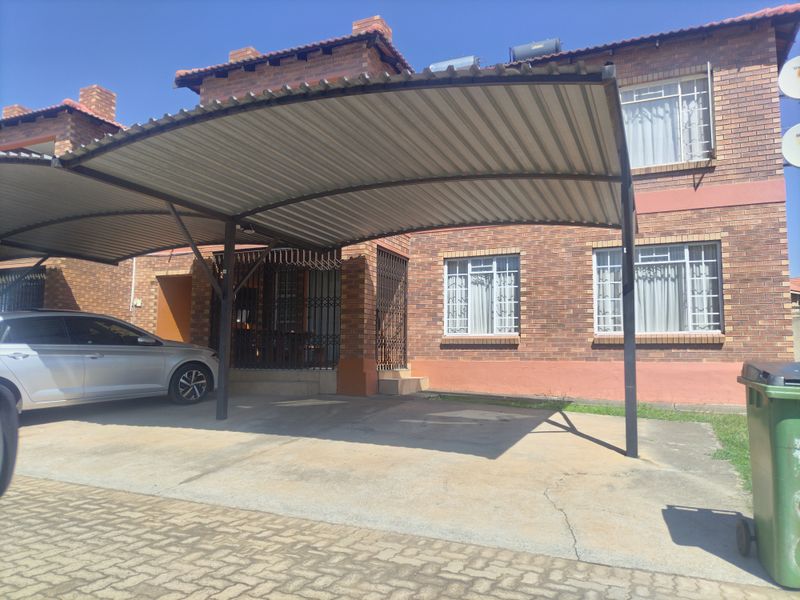 Live minutes from malls, schools and transport - Photo 3