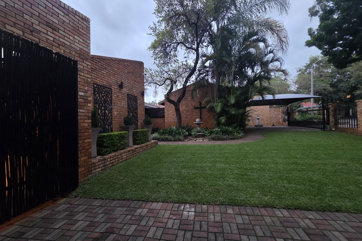 Four Bedroom Family home with a flatlet - Photo 2