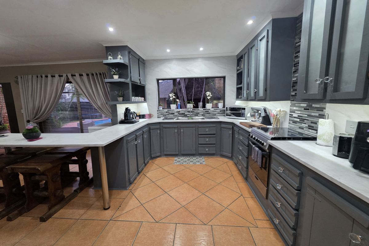 Four Bedroom Family home with a flatlet - Photo 4