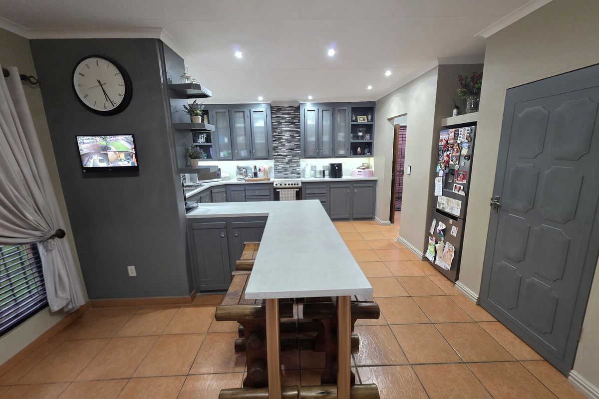 Four Bedroom Family home with a flatlet - Photo 5