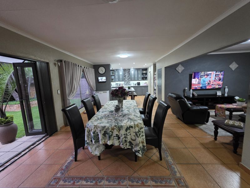 Four Bedroom Family home with a flatlet - Photo 6