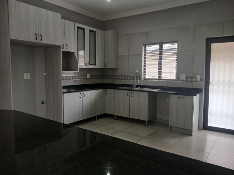 Your modern and charming home awaits, hurry! - Photo 10