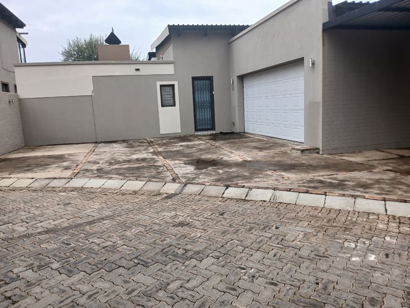 Your modern and charming home awaits, hurry! - Photo 2