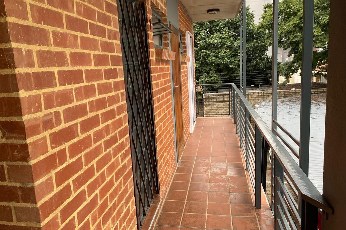 Lock-Up and Gp 1 Bedroom Flat. - Photo 2