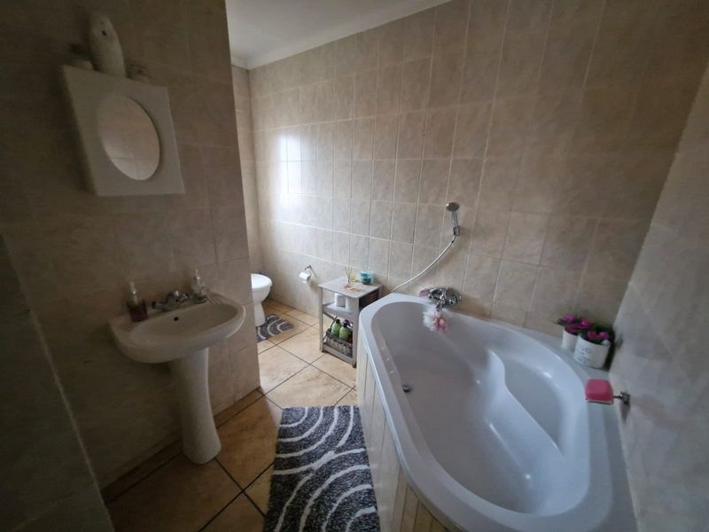 Townhouse Rental Monthly In Rustenburg - Photo 10