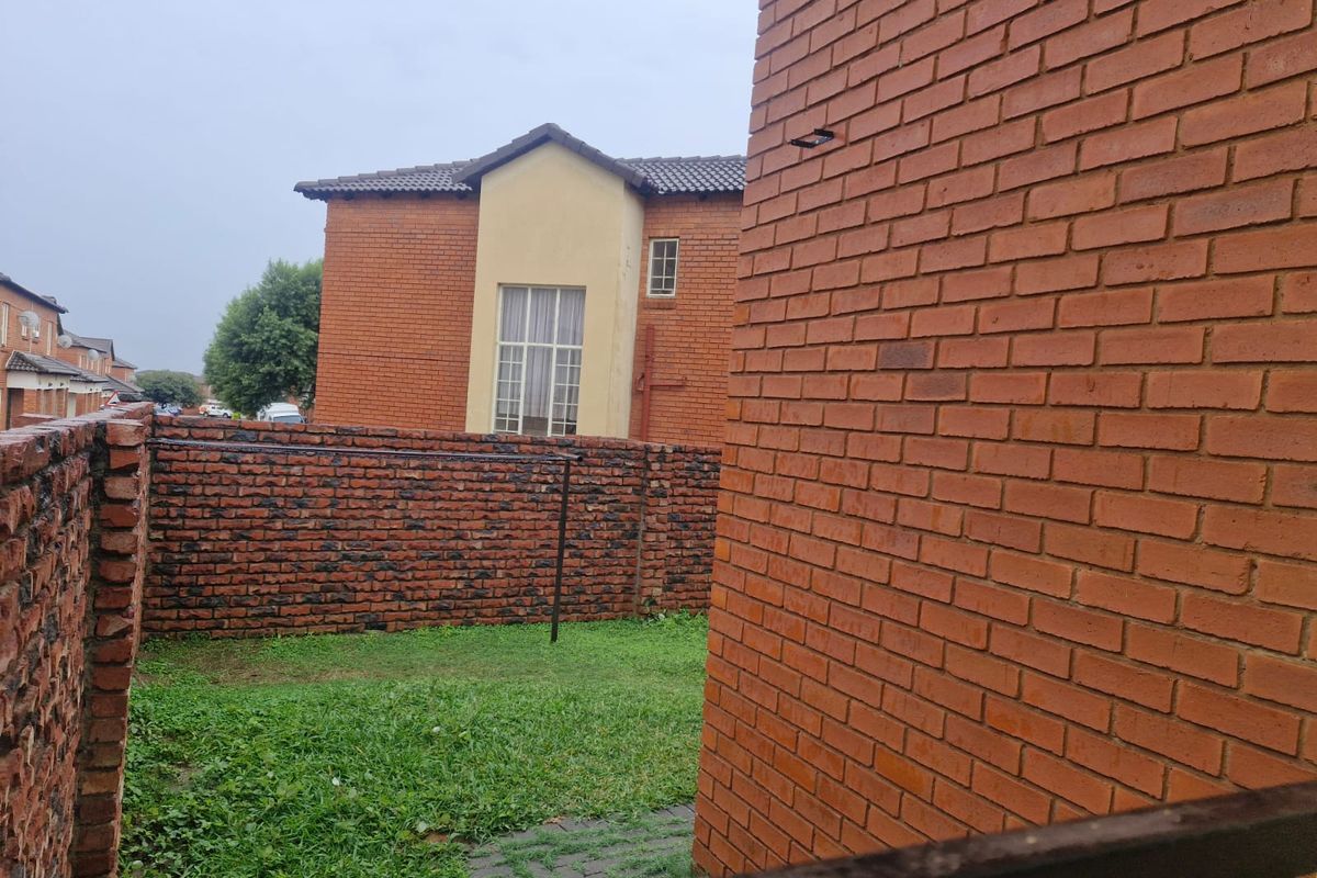 Townhouse Rental Monthly In Rustenburg - Photo 2