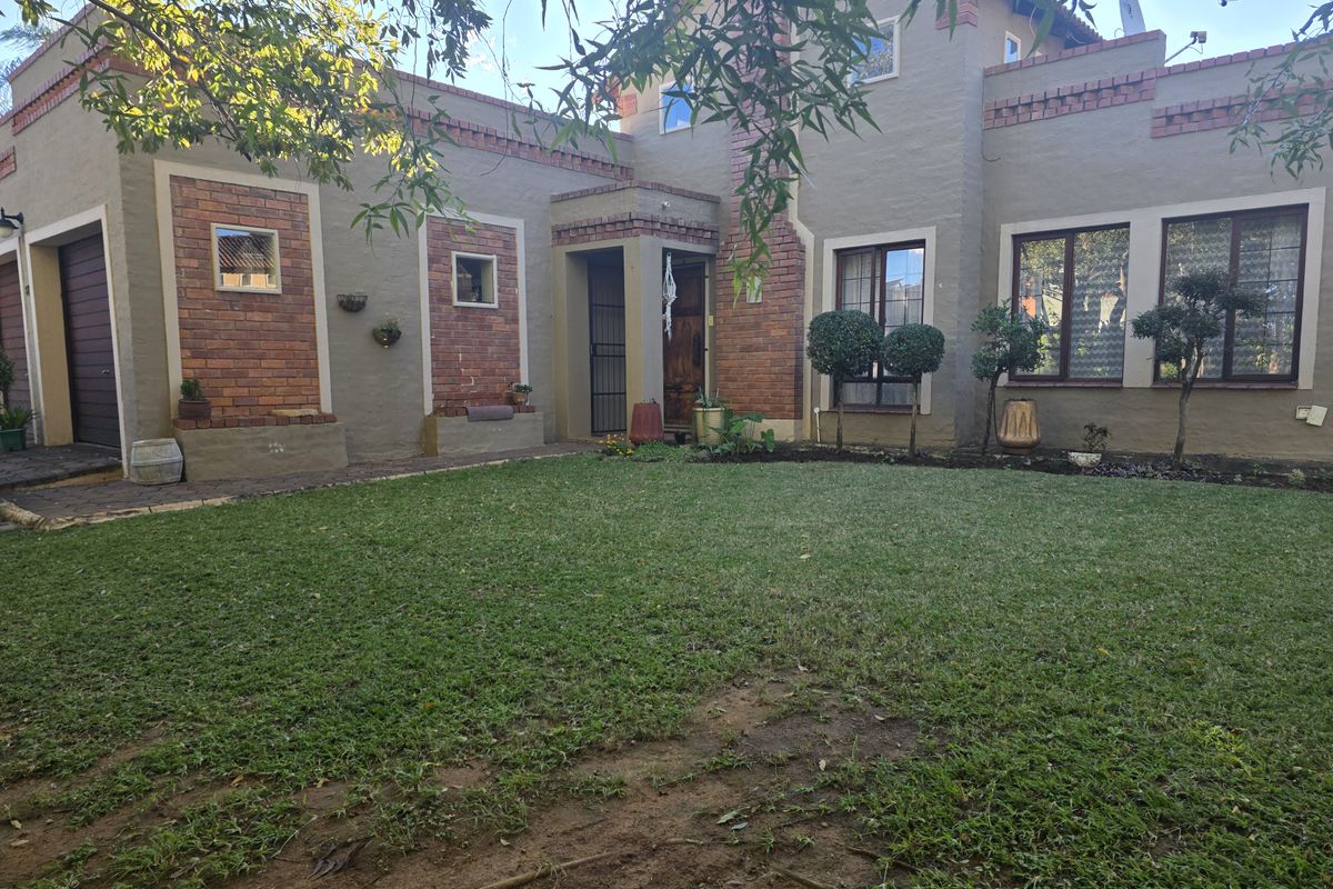 Townhouse Pending Sale In Rustenburg - Photo 2