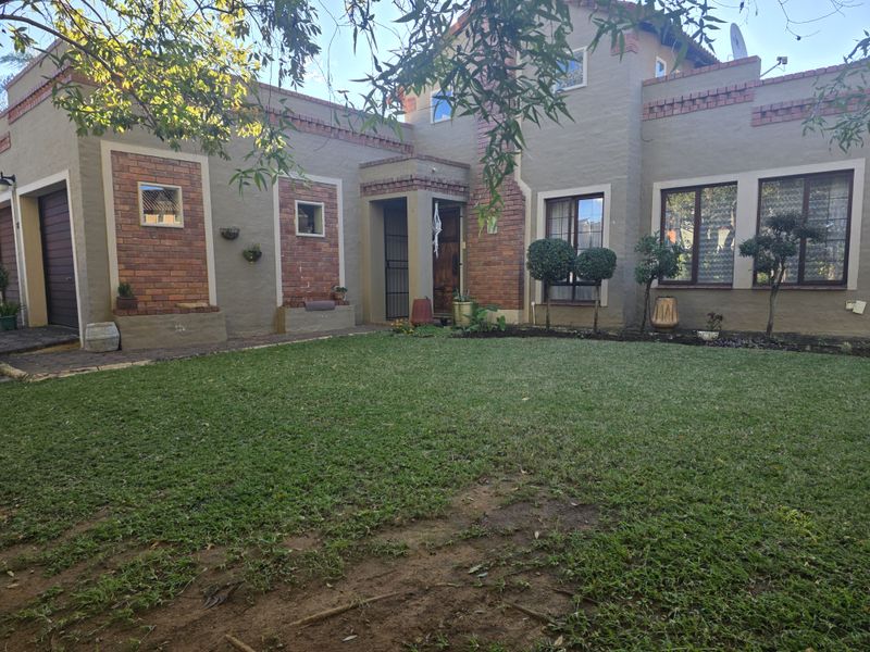 Townhouse Pending Sale In Rustenburg - Photo 2