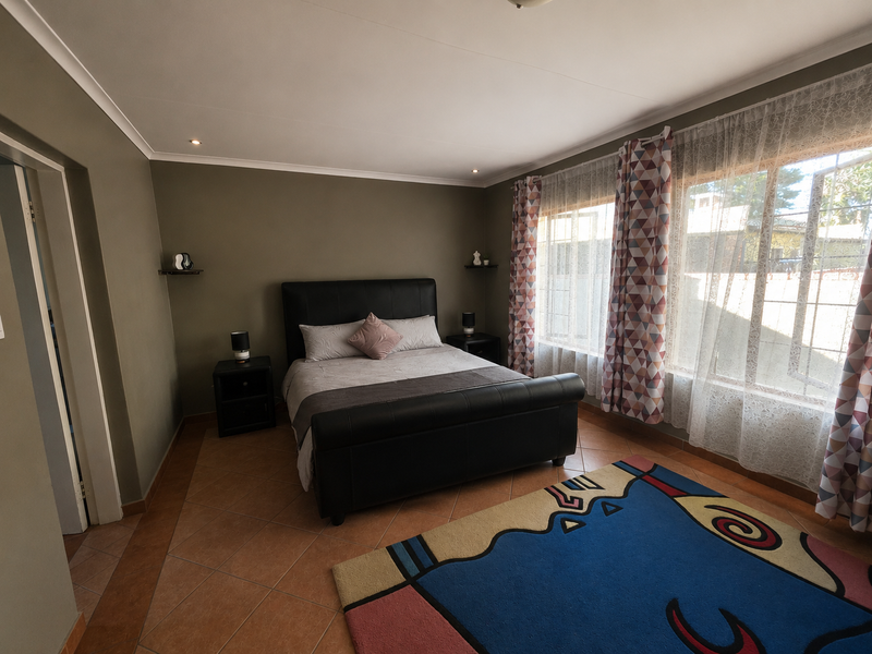 Townhouse Pending Sale In Rustenburg - Photo 9