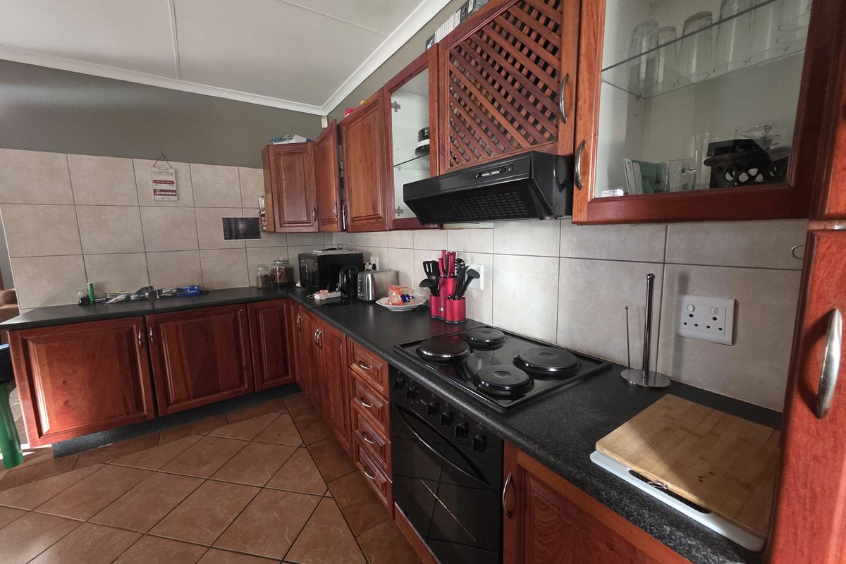Townhouse Pending Sale In Rustenburg - Photo 5