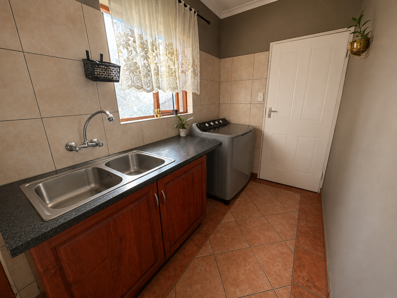 Townhouse Pending Sale In Rustenburg - Photo 4
